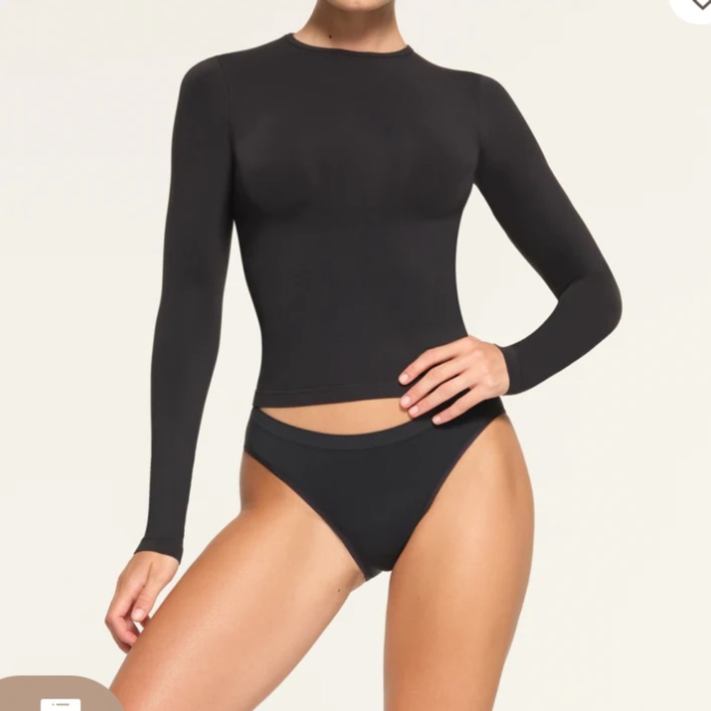 SKIMS NWT Soft Smoothing Seamless Long Sleeved Tshirt